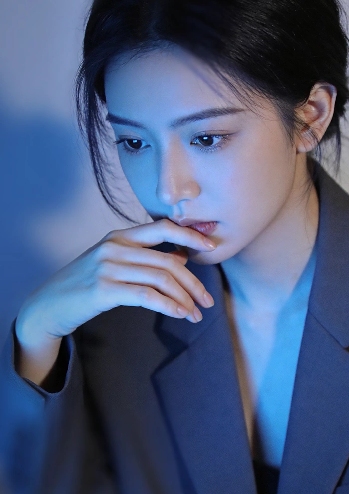 Девушка смотрит на синий экран Девушка смотрит на синий экран фото